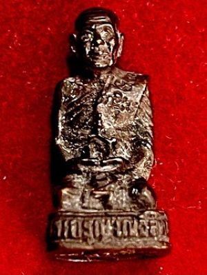 รูปหล่อหลวงพ่อแดง คุกเข่า พิมพ์เล็ก  วัดเขาบันไดอิฐ จ.เพชรบุรี  พ.ศ. ๒๕๓๓