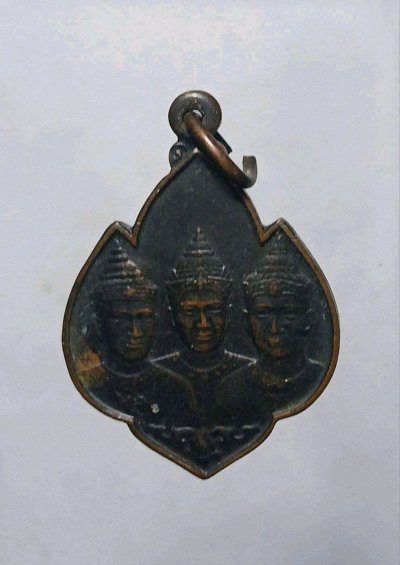 เหรียญสามกษัตริย์ จังหวัดเชียงใหม่ปี 2525พ่อขุนรามคำแหงมหาราช, พญาเม็งราย และพญางำเมือง ที่ระลึกในงานสร้างอนุสาวรีย์ 3 กษัตริย์ ที่ศาลากลางเก่า จ.เชียงใหม่ หลวงปู่แหวน สุจิณโณ แผ่เมตตาจิตให้ และนำเข้าพิธีพุทธาภิเษกใหญ่ a4