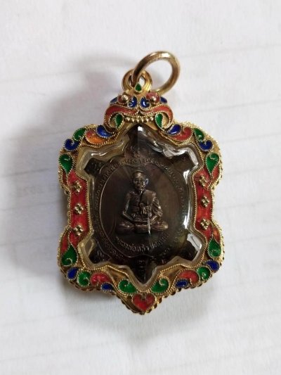 1800.-เหรียญเต่าหลวงปู่หลิว รุ่นรวยไม่จน ออกวัดโลกานุเคราะห์ กทม.ปี2538 เลี่ยมเงินลงยาชุบทอง กล่องเดิม