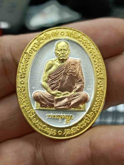 2-531 วัดใจ 100 เหรียญ 5 แชะ หลวงพ่อเสน่ห์ วัดพันสี อ.หนองขาหย่าง จ.อุทัยธานี 2564 เนื้อ 3K หมายเลข 114 กล่องเดิม***เหรียญใหญ่หนา จิ๊กโก๋ สายเหนียว 5 แชะ ปฐมบท