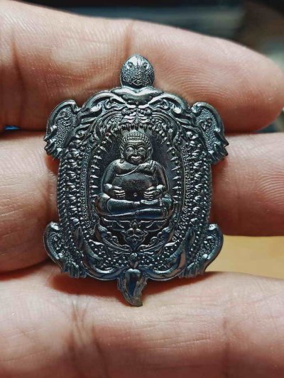 2-1269 วัดใจ 100 เหรียญพญาเต่า คูณทอง บุญเพิ่ม โชคลาภ วาสนา หลวงพ่อทอง วัดบ้านไร่ จ.นครราชสีมา 2562 ทองแดงรมดำ ตอกแจก หมายเลข 44 กล่องเดิม***พญาเต่า สังกัจจาย ยุคต้นพ่อทอง ออกวัดบ้านไร่ เก็บได้เก็บ