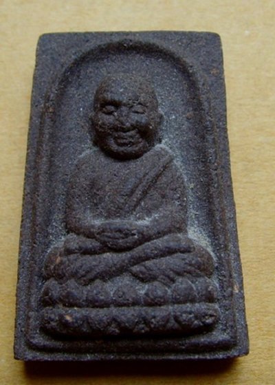 500.- ปู่ทวดพิมพ์สี่เหลี่ยม เนื้อว่าน อ.นอง ด้านหลังฝังตะกรุด