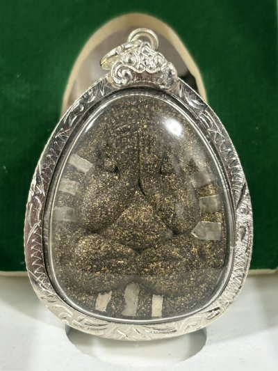 หลวงพ่อคูณ วัดบ้านไร่ ปิดตานวะมหามงคล แซยิด 76 ปี เนื้อผงใบลาน ตะกรุดเงิน 9 ดอก โรยผงตะไบพระกริ่ง ปี 2542 พร้อมเลี่ยมและกล่องเดิม