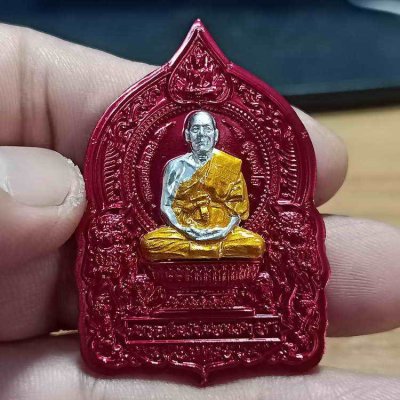 2-452 วัดใจ 100 แถมยกลัง เหรียญนั่งพาน รุ่นทองชนะมาร หลวงพ่อทอง วัดบ้านไร่ จ.นครราชสีมา ปี 2565 เนื้อปีกเครื่องบิน ชุบอโนไดซ์ ไม่ตัดปีก หน้ากากลงยา หมายเลข 186 สร้าง 300 เหรียญ กล่องเดิม