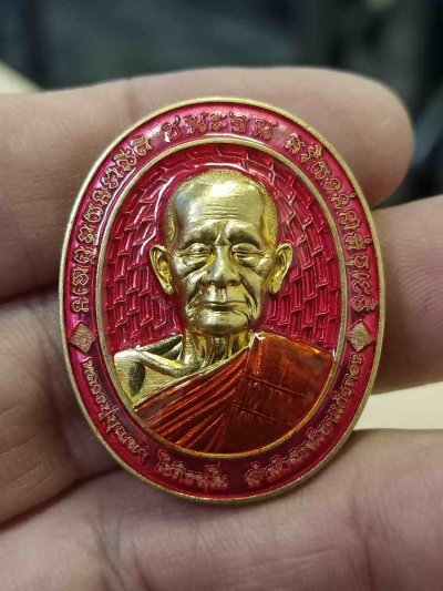 2-16 วัดใจ 100 เหรียญชนะจนไตรมาส 65 หลังท้าวเวสสุวรรณ หลวงปู่บุญมา สำนักสงฆ์เขาแก้วทอง จ.ปราจีนบุรี ปี 2565 สัตตะ ลงยาชมพู จีวร หลังชมพู หมายเลข 44 กล่องเดิม