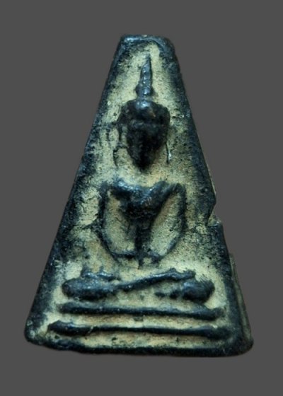 พระอู่ทองออกศึก ( รุ่นจงอางศึก ) พิมพ์พระผงสุพรรณ เนื้อดิน วัดพระศรีรัตนมหาธาตุ จ.สุพรรณบุรี (หลวงพ่อมุ่ย ปลุกเสก)