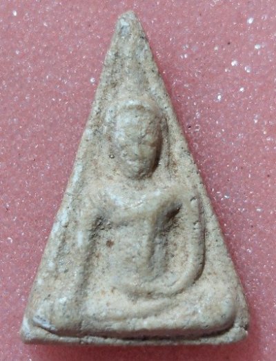 พระนางพญาเนื้อผง วัดประสาทบุญญาวาส  ผสมเนื้อผงกรุบางขุนพรหม เกจิปลุกเสกมากมายครับ