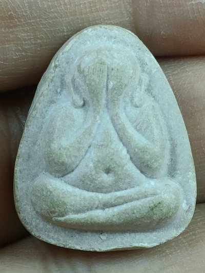 พระปิดตา หลวงปู่โต๊ะ 108 ปี หลังยันต์  เนื้อผงน้ำมัน วัดประดู่ฉิมพลี ปี2538