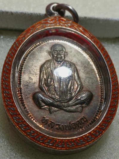 3500.-เหรียญเทพประทานพร หลวงพ่อคูณเนื้อนวะ เลี่ยมเงินแกะลายลงยาส้ม ปี2536