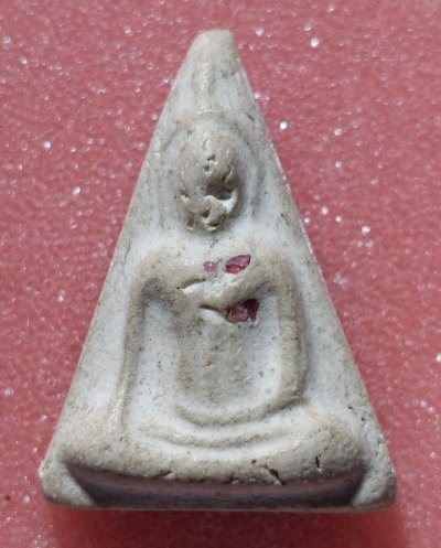 พระนางพญาเนื้อผง วัดประสาทบุญญาวาส พิมพ์นางพญาฝังพลอย   มีลงในหนังสือวัดประสาทบุญญาวาส เนื้อบางขุนพรหม เกจิปลุกเสกมากมายครับ