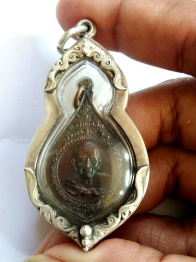 1500.-เหรียญหลวงพ่อสุด วัดกาหลวง รุ่นเมืองทอง ปี2522 เนื้อทองแดงเลี่ยมเงินสั่งทำ