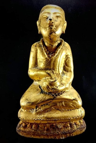 พระอุปคุตจกบาตร ( พระบัวเข็ม ) แกะสลักจากไม้โพธิ์ทอง ลงรักปิดทอง พระเก่าศิลปมอญพม่า.....ขนาดองค์พระขนาดหน้าตัก 2 นิ้ว สูง 4 นิ้ว