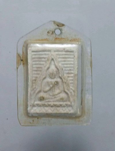 พระของขวัญรุ่น 6 พระไตรปิฏก เนื้อผงผสมมวลสาร หลวงพ่อสด วัดปากน้ำภาษีเจริญ จ.กรุงเทพมหานคร ปี 32 ปลุกเสกโดย พระราชพรหมเถระ (วีระ คณุตตโม) พระอาจารย์ใหญ่ฝ่ายวิปัสสนาธุระและรองเจ้าอาวาส วัดปากน้ำนิยมมาก ตอกโค๊ตกำกับด้านหลัง พระของขวัญ วัดปากน้ำ รุ่น 6 a7