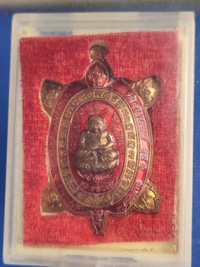 ## 70 ## พญาเต่าเรือน จักรพรรดิ์รวยพันล้าน รุ่น 1 หลวงปู่ต๋อย วัดสนามแย้ สวยมาก ปี 2562 มาพร้อทกล่องเดิม เนื้อทองแดงลงยา