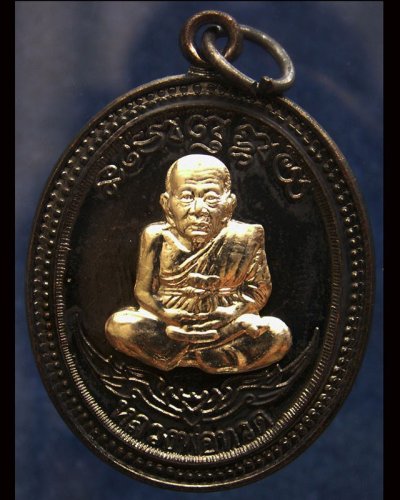 กรรมการ !!! เลข 923...เหรียญหลวงปู่ทวด หลังพ่อท่านเขียว วัดห้วยเงาะ รุ่นกิตติคุโณ 82 เนื้อทองแดงรมดำหน้า-หลังอัลปาก้า โค้ด-เลข พร้อมกล่องเดิม พ.ศ. 2553 สร้างแจกกรรมการ 999 องค์