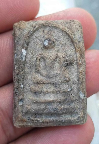 **วัดใจแดงแรก 350  บาท**...พระสมเด็จมีคราบกรุ  เนื้อผง  ไม่ทราบที่ครับ