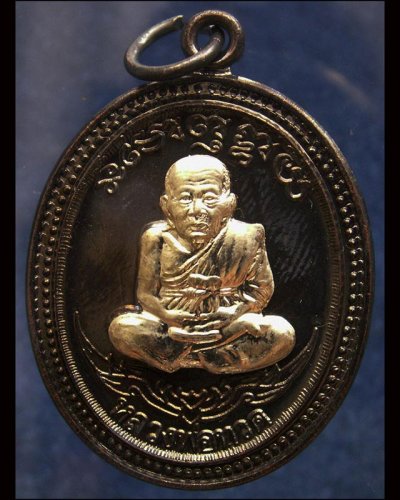 กรรมการ !!! เลข 942...เหรียญหลวงปู่ทวด หลังพ่อท่านเขียว วัดห้วยเงาะ รุ่นกิตติคุโณ 82 เนื้อทองแดงรมดำหน้า-หลังอัลปาก้า โค้ด-เลข พร้อมกล่องเดิม พ.ศ. 2553 สร้างแจกกรรมการ 999 องค์