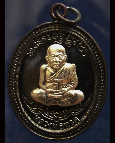 กรรมการ !!! เลข 946...เหรียญหลวงปู่ทวด หลังพ่อท่านเขียว วัดห้วยเงาะ รุ่นกิตติคุโณ 82 เนื้อทองแดงรมดำหน้า-หลังอัลปาก้า โค้ด-เลข พร้อมกล่องเดิม พ.ศ. 2553 สร้างแจกกรรมการ 999 องค์