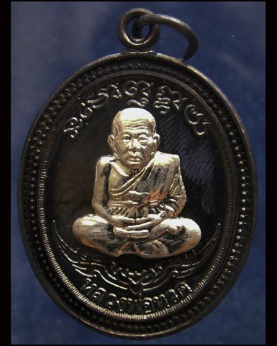 กรรมการ !!! เลข 950...เหรียญหลวงปู่ทวด หลังพ่อท่านเขียว วัดห้วยเงาะ รุ่นกิตติคุโณ 82 เนื้อทองแดงรมดำหน้า-หลังอัลปาก้า โค้ด-เลข พร้อมกล่องเดิม พ.ศ. 2553 สร้างแจกกรรมการ 999 องค์