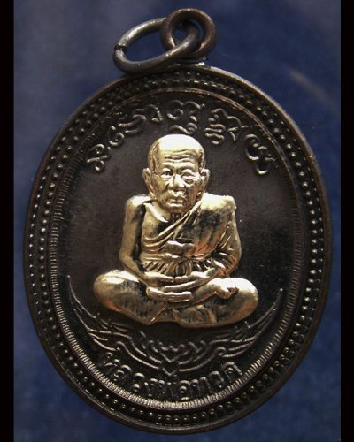 กรรมการ !!! เลข 954...เหรียญหลวงปู่ทวด หลังพ่อท่านเขียว วัดห้วยเงาะ รุ่นกิตติคุโณ 82 เนื้อทองแดงรมดำหน้า-หลังอัลปาก้า โค้ด-เลข พร้อมกล่องเดิม พ.ศ. 2553 สร้างแจกกรรมการ 999 องค์
