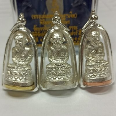 3 องค์ 3 ฐาน *** รูปหล่อหลวงปู่ทวด บัวรอบใหญ่ นวะโลหะพรายเงิน ฐานทอง ฐานเงิน ฐานนาค สมเด็จพระสังฆราชฯ ญสส วัดบวรนิเวศวิหาร