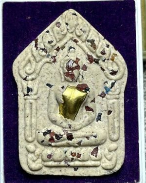 ขุนแผนพรายเสน่ห์ รุ่น รักกูหลงกู หลวงพ่อเมียน วัดจะเนียงวนาราม จ.บุรีรัมย์ เนื้อผงน้ำมันมหาเสน่ห์ หมายเลข ๑๘๑  กล่องเดิม