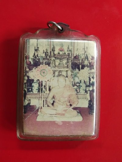 700.-รูปถ่ายด้านหลังผ้ายันต์จีวร หลวงพ่อเปิ่นวัดบางพระ จ.นครปฐมเลี่ยมเดิม