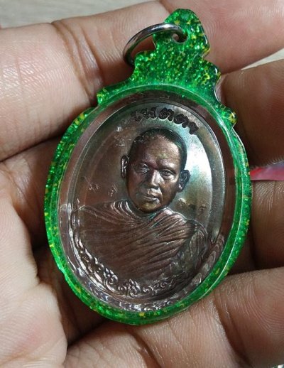 500.-เหรียญรูปไข่ ครึ่งองค์ รุ่น เมตตา เนื้อทองแดงมันปู หลวงพ่อรักษ์ วัดสุทธาวาสวิปัสสนา จ.อยุธยา เลี่ยมพร้อมใช้