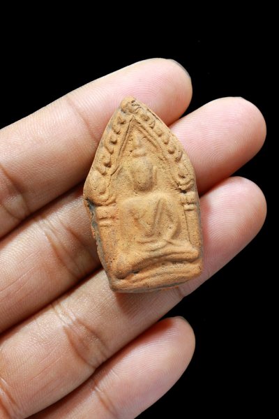 พระขุนแผน หลวงพ่อกวย พิมพ์ห้าเหลี่ยม ปี 2500-ปี 2515 เนื้อดิน วัดโฆสิตาราม จ.ชัยนาท (องค์นี้ พิมพ์นิยม มีลงในหนังสือ) + บัตรรับรอง  a100