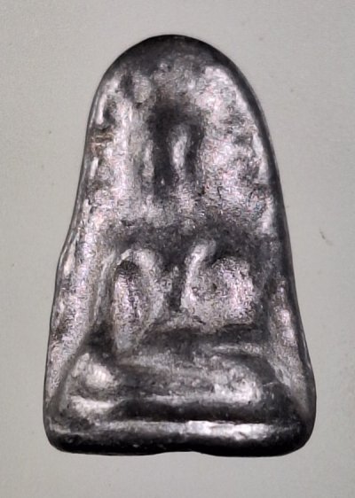 เคาะเดียว.....พระรอด หลวงปู่โต๊ะออกวัดโคนอน  จัดสร้างพระขึ้นมาเพื่อฉลองพระอุโบสถหลังใหม่ของทางวัดโคนอน โดยใช้แท่งเนื้อตะกั่ว และเศษพระปิดตา ของหลวงปู่เอี่ยมวัดหนัง พิมพ์หายากครับ