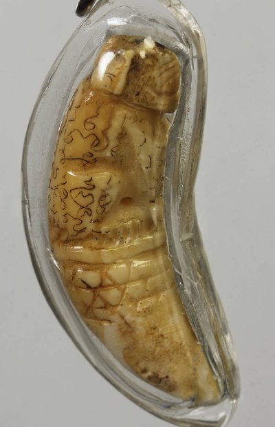 700.-เครื่องรางแกะรูปเขี้ยวเสือเก่า ของทนสิทธิ์มีดีในตัว ไม่ทราบชนิด พร้อมเลี่ยม