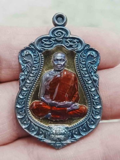 2-1975 วัดใจ 100 เหรียญเสมาเสือคาบดาบ 9 รอบ หลวงปู่คีบ ธีรปัญโญ อายุ 108 ปี วัดป่าสุทธาวาส จ.นครพนม ปี 2567 สัตตะโลหะ หน้ากากนวะ ขอบนวะ ลงยา หมายเลข 14 กล่องเดิม