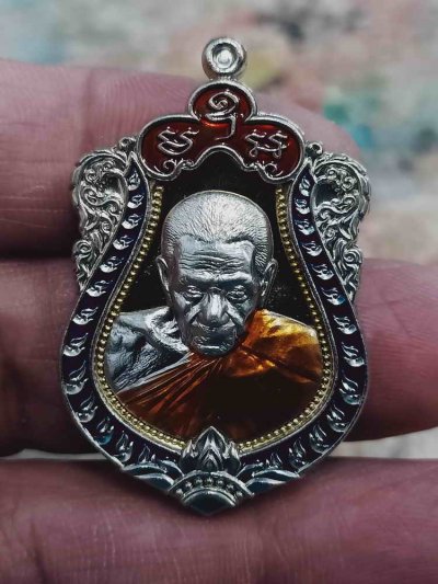 2-1981 วัดใจ 100 เหรียญเสมาฉลองสมณศักดิ์ หลังพัดยศ หลวงปู่อิ่ม วัดทุ่งนาใหม่ จ.นครศรีธรรมราช 2566 ฝาบาตร หน้ากาก ขอบอัลปาก้า ลงยาขอบ จีวร หมายเลข 17 กล่องเดิม