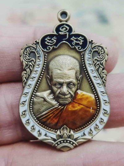 2-1982 วัดใจ 100 เหรียญเสมาฉลองสมณศักดิ์ หลังพัดยศ หลวงปู่อิ่ม วัดทุ่งนาใหม่ จ.นครศรีธรรมราช 2566 ฝาบาตรซาติน ลงยาขอบ จีวร หมายเลข 30 กล่องเดิม