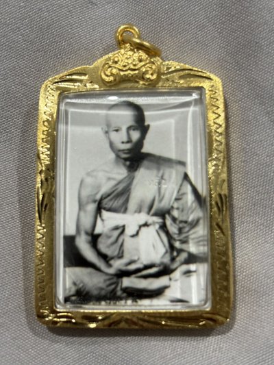 รูปถ่าย หลวงปู่หลิว วัดไร่แตงทอง จ.นครปฐม ปี 2538 พร้อมรูปถ่าย หลวงปู่หลิว วัดไร่แตงทอง จ.นครปฐม ปี 2538 พร้อมเลี่ยมกรอบไมครอน (ตอกโค๊ตหลิว) ขนาด 1.5 * 1 นิ้ว