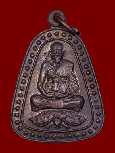 เหรียญจอบใหญ่หลวงปู่หลิว รุ่นเสาร์ห้า ปี 2543 เนื้ทองแดงรมดำ วัดหนองอ้อ จ.ราชบุรี + บัตรดีดี a43