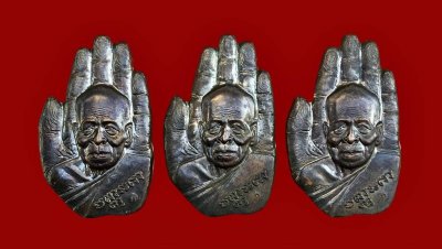 ### 3 เหรียญ ### เหรียญฝ่ามือ 9 รอบ 108 ปี หลวงปู่ปัญญา วัดหนองผักหนาม จ.ชลบุรี รุ่นวาสนาทรัพย์ล้นเหลือ ปี 2555 เนื้อทองแดง ตอกโค๊ต