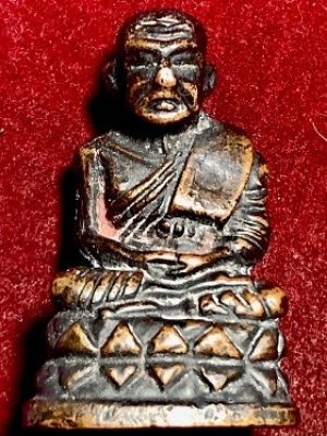 รูปเหมือนปั๊มหลวงพ่อทวด บัวรอบ ใต้ฐานลายเซ็นต์