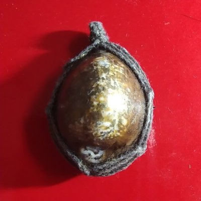 100.-เบี้ยแก้ฝังตะกรุดด้านหลังไม่ทราบที่องค์ที่ 1