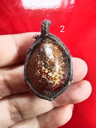 100.-เบี้ยแก้ฝังตะกรุดด้านหลังไม่ทราบที่องค์ที่ 2