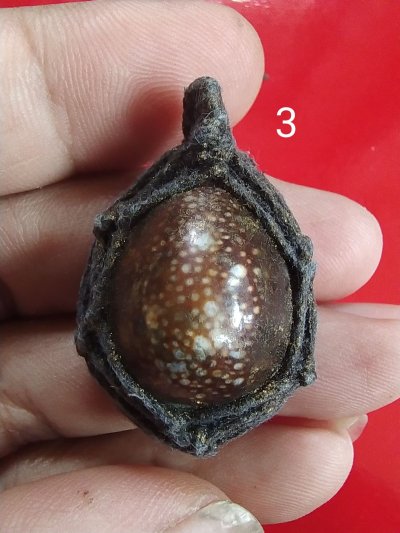 100.-เบี้ยแก้ฝังตะกรุดด้านหลังไม่ทราบที่องค์ที่ 3