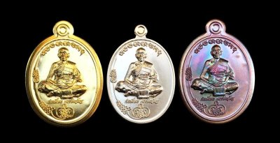 ### 3 เหรียญ ### เหรียญ มนต์พระกาฬ รุ่นแรก ท่านก๋งเตื่อง วัดคลองจาก จ.ตราด ปี 2561 (เนื้ออัลปาก้า+ทองทิพย์+ผิวรุ้ง ไม่ตัดปีก โค้ด9รอบ) พร้อมกล่องเดิม