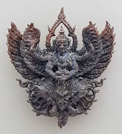 200.-หล่อลอยองค์พญาครุฑหลวงพ่อสุชาติ อภิชาโต วัดศิลาดอกไม้ เพชรบูรณ์(แยกชุดกรรมการ)เนื้อทองแดงชนวนคราบเบ้า เลข 39  ไม่มีกล่อง