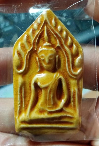 529............ ขุนแผนเคลือบ พิมพ์อกใหญ่ (สีเหลือง ) รุ่น " พรหมบันดาล " หลวงพ่อจรัญ วัดอัมพวัน ปี 2556  สวยๆ กล่องเดิมๆ......