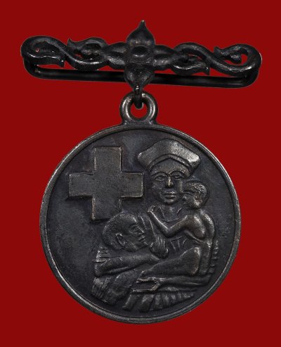 เปิดราคาที่เนื้อเงิน เหรียญกาชาดสมนาคุณ ชั้นที่ 3 เนื้อเงินรมดำ ปี 2514 น้ำหนัก 11.2 กรัม