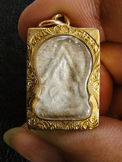 35000.-พระผงของขวัญ วัดปากน้ำรุ่น3 พิมพ์ตื้น ปี2493 เลี่ยมทอง (ไม่สรุปผล)