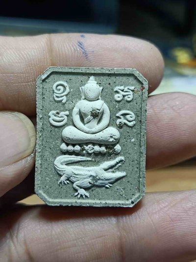 2-1290 วัดใจ 100 พระผงสมเด็จพญากุมภีร์ สรงน้ำ 67 หลวงปู่นวล อัคฺคธฺมโม วัดศรีสุทธาวาส(วัดหนองจอก) อ.ทับคล้อ จ.พิจิตร ปี 2567 ผงมวลสารอย่างดี มีเพชรหน้าทั่ง หมายเลข 80 กล่องเดิม