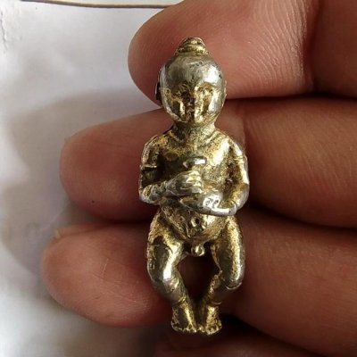 700.- กุมารทองหลวงพ่อกวย วัดโฆสิตาราม จ.ชัยนาท พิมพิ์ใหญ่ ปี2521 เนื้อตะกั่วชุบทองแดง พร้อมเลี่ยม องค์ที่ 8