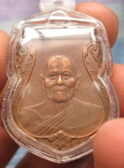 500.-เหรียญเสมาครึ่งองค์ หลวงพ่อเชื้อ วัดใหม่บำเพ็ญบุญ จ.ชัยนาท พร้อมเลี่ยม