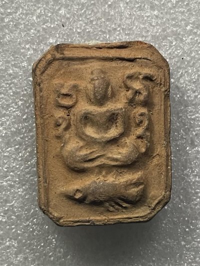 วัดใจ 120 บ 0)  พระเนื้อดินพิมพ์ทรงปลา หลวงพ่อปาน วัดบางนมโค จ.อยุธยา ปี 2527หลวงพ่อฤาษีลิงดำ ปลุกเสก